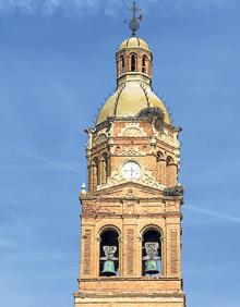 Imagen secundaria 2 - Imagen de la Virgen de los Caballeros en una hornacina, en la portada de la iglesia y torre de la iglesia de Santa María 