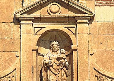 Imagen secundaria 1 - Imagen de la Virgen de los Caballeros en una hornacina, en la portada de la iglesia y torre de la iglesia de Santa María 