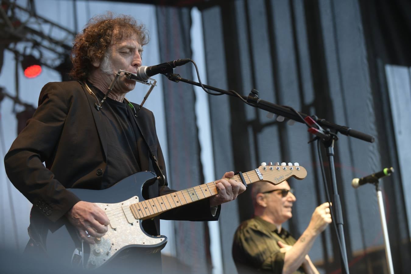 El veterano músico barcelonés ofreció un concierto junto a Gabriel Sopeña en el Patio de la Feria de Muestras, dentro del ciclo Viva la vida