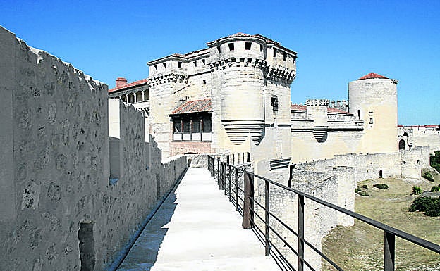 Camino de ronda visitable de las murallas de Cuéllar, con el castillo al fondo.