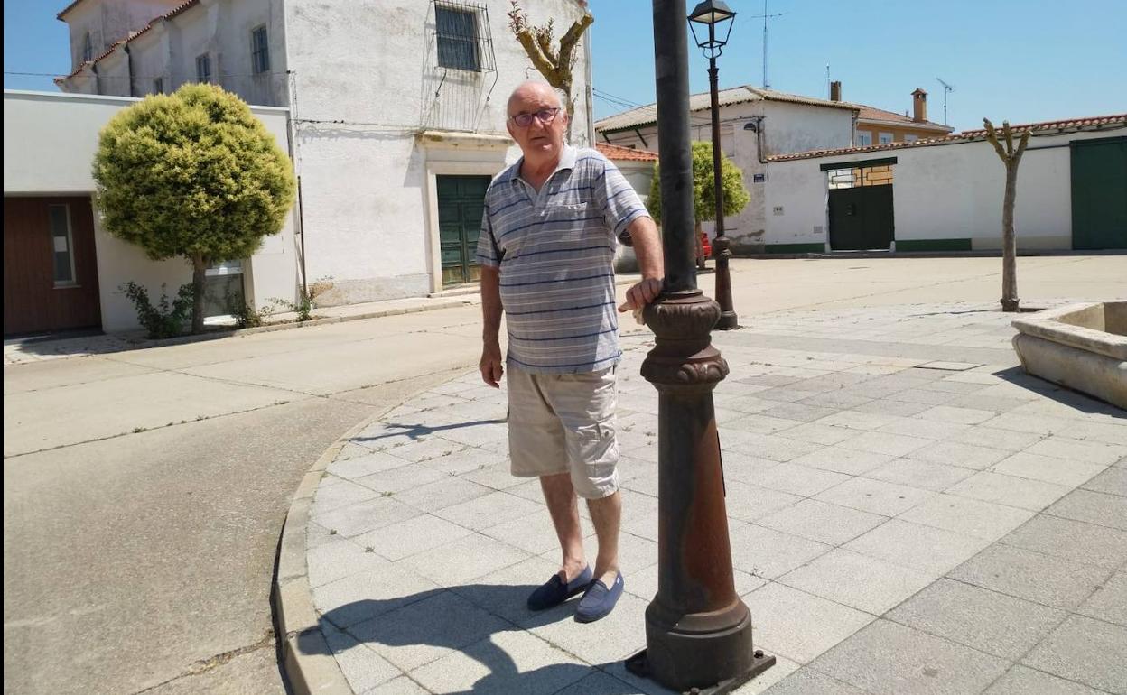 Carlos Carrera, en la plaza mayor de Foncastín, espacio en el que se celebran los conciertos del festival de jazz de esta pequeña localidad.