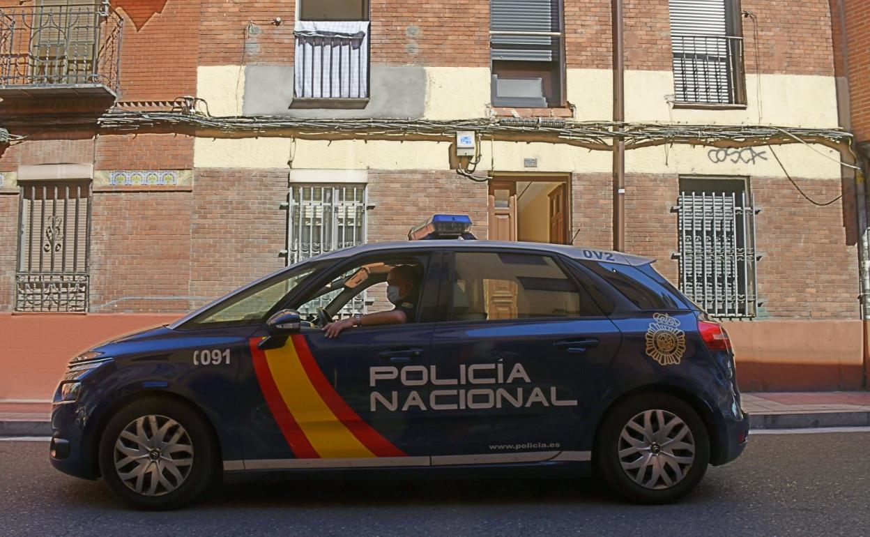 Un coche de la Policía Nacional patrulla por el barrio de Delicias.