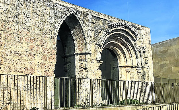 Imagen principal - Arriba, Antiguo Hospital de San Juan Bautista; vista del puente desde el balcón del Duero y puerta de San Juan en la antigua muralla. 