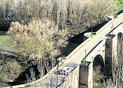 Imagen secundaria 1 - Arriba, Antiguo Hospital de San Juan Bautista; vista del puente desde el balcón del Duero y puerta de San Juan en la antigua muralla. 