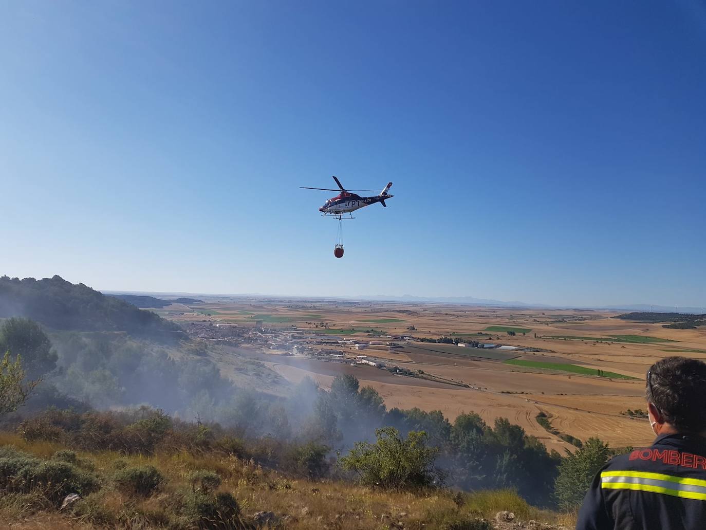 Un bombero apaga los posibles rescoldos en el incendio de Villahán. 