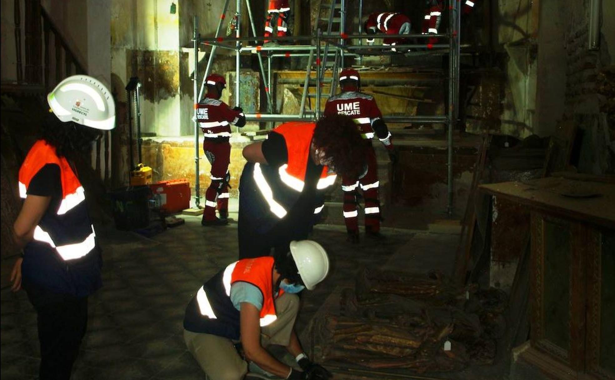 Trabajos de la Unidad de Emergencia esta semana en la iglesia de Almenara de Adaja. 