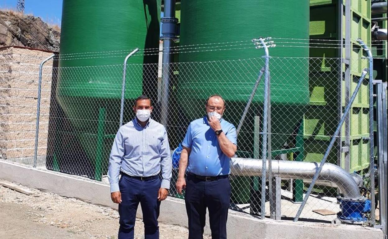 Eloy Ruiz y Marcelino Mateos, en la estación depuradora.