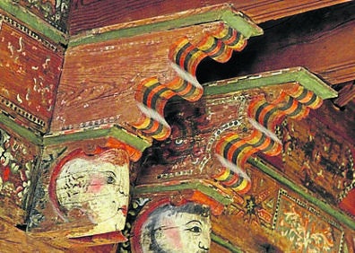 Imagen secundaria 1 - Arriba, exterior de la iglesia de Santa María; detalle del espectacular artesonado mudéjar policromado y nave central del tempo, con el retablo renacentista al fondo, durante una celebración eucarística