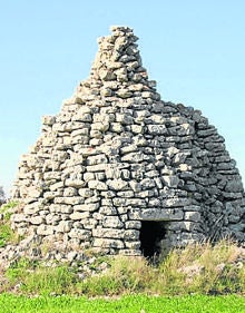 Imagen secundaria 2 - Exterior de la iglesia parroquial de San Millán y cabaña de pastores en el entorno de urbano de Baltanás. 