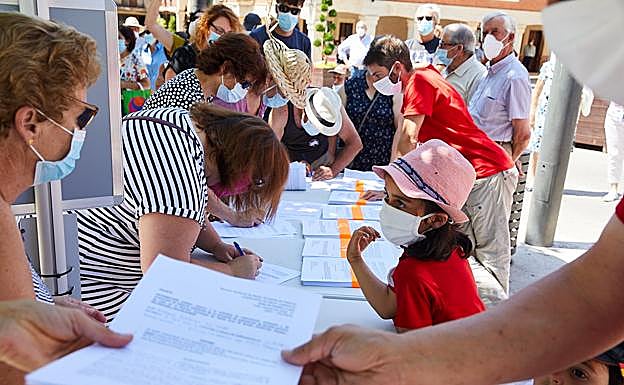 Imagen principal - Centenares de vecinos protestan en Herrera contra la instalación de macrogranjas