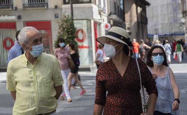 Los dermatólogos constatan un aumento de lesiones en la piel por la mascarilla