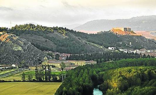 En el centro, el monasterio.