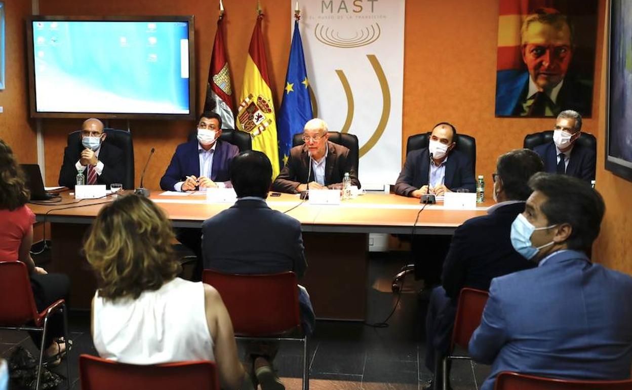 Antonioi Calonge (izquierda), Francisco Igea (centro) y Pedro J. Muñoz (segundo por la derecha), el pasado lunes en Cebreros reunidos con alcaldes. A la derecha arriba, la atenta mirada de Adolfo Suárez en una fotografía.