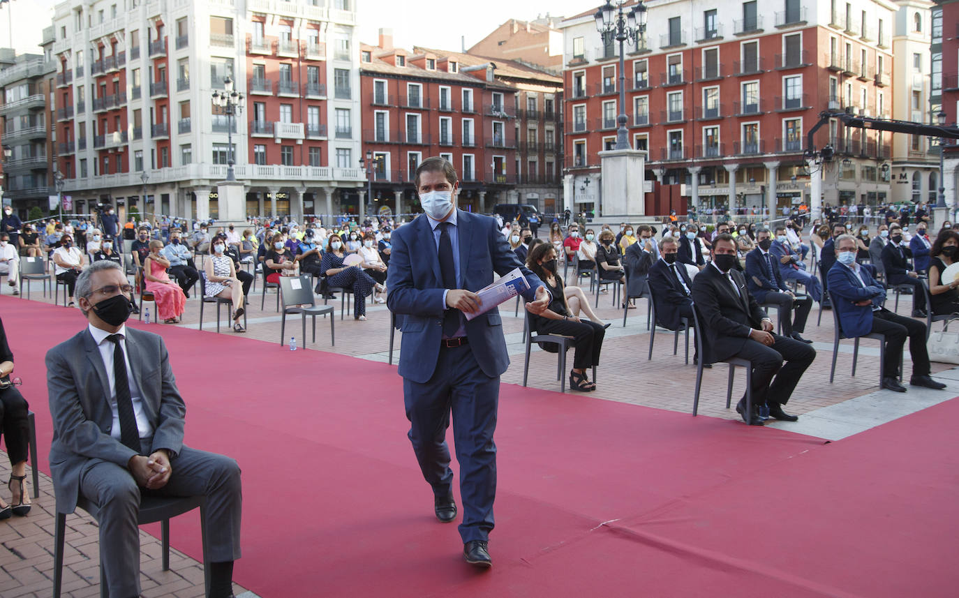 La ciudad ha recordado a las «800 víctimas» por el coronavirus en la provincia, según ha señalado el alcalde, Óscar Puente, en un acto celebrado en la Plaza Mayor vallisoletana