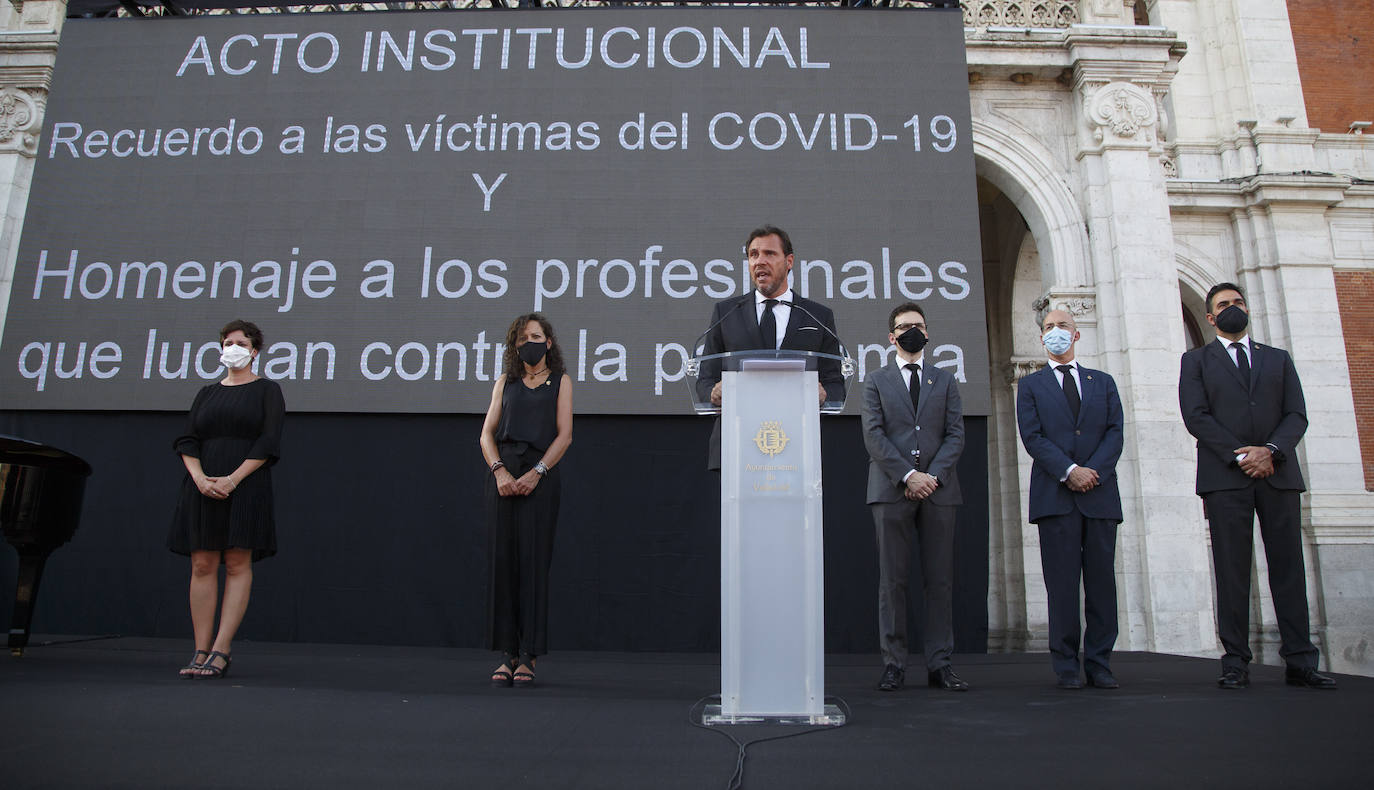 La ciudad ha recordado a las «800 víctimas» por el coronavirus en la provincia, según ha señalado el alcalde, Óscar Puente, en un acto celebrado en la Plaza Mayor vallisoletana