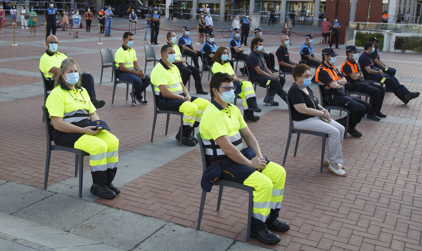 La ciudad ha recordado a las «800 víctimas» por el coronavirus en la provincia, según ha señalado el alcalde, Óscar Puente, en un acto celebrado en la Plaza Mayor vallisoletana