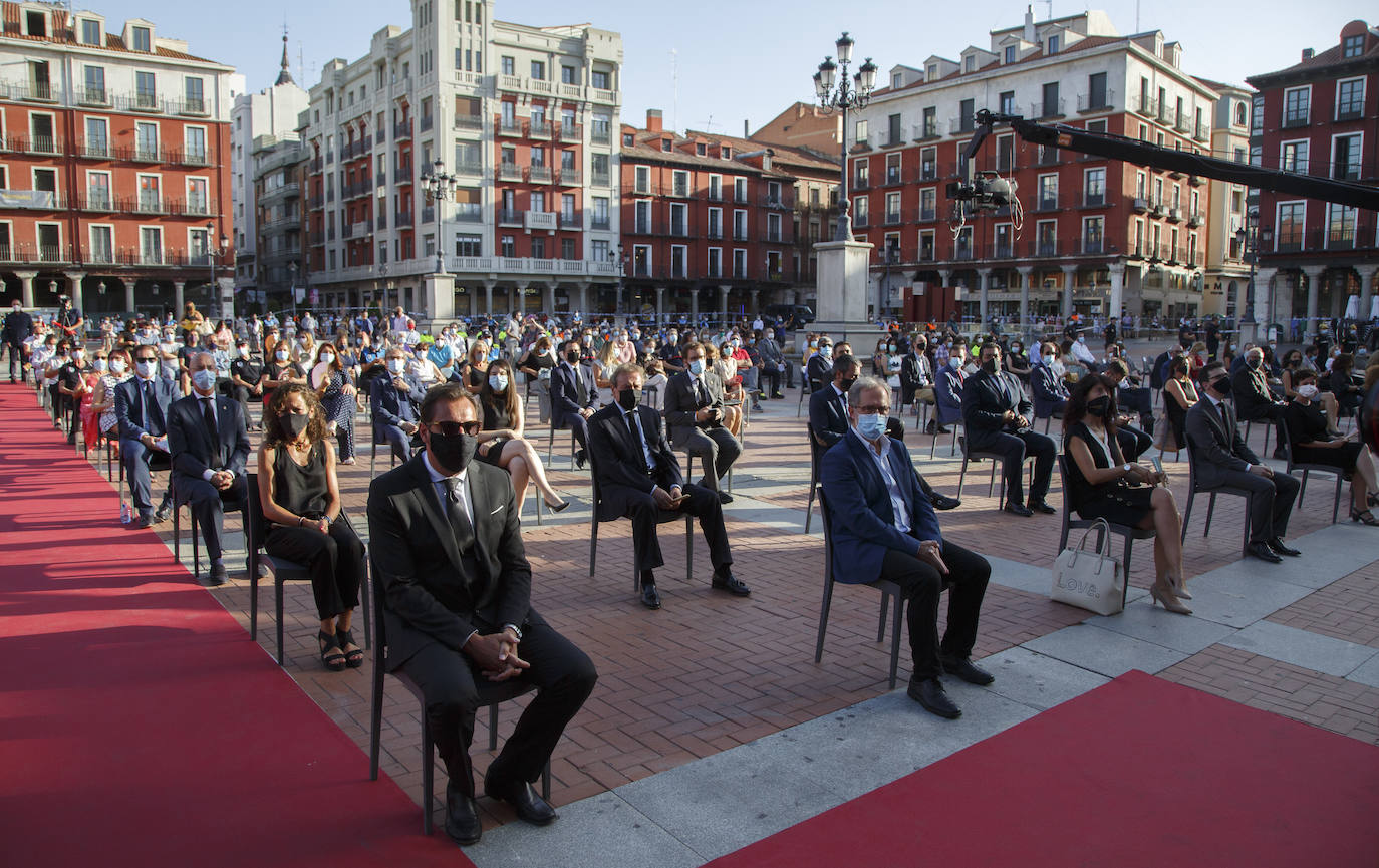 La ciudad ha recordado a las «800 víctimas» por el coronavirus en la provincia, según ha señalado el alcalde, Óscar Puente, en un acto celebrado en la Plaza Mayor vallisoletana