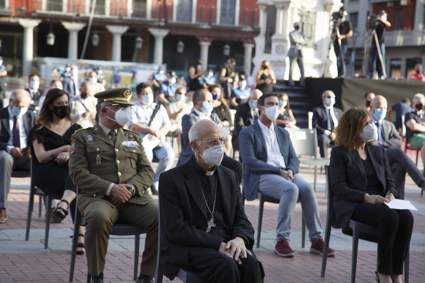 La ciudad ha recordado a las «800 víctimas» por el coronavirus en la provincia, según ha señalado el alcalde, Óscar Puente, en un acto celebrado en la Plaza Mayor vallisoletana