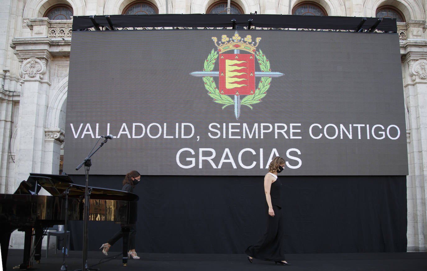 La ciudad ha recordado a las «800 víctimas» por el coronavirus en la provincia, según ha señalado el alcalde, Óscar Puente, en un acto celebrado en la Plaza Mayor vallisoletana