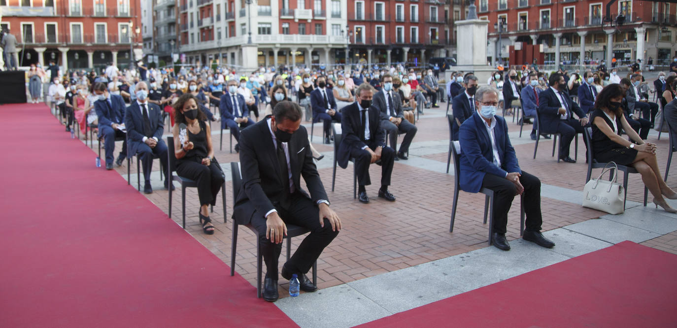 La ciudad ha recordado a las «800 víctimas» por el coronavirus en la provincia, según ha señalado el alcalde, Óscar Puente, en un acto celebrado en la Plaza Mayor vallisoletana