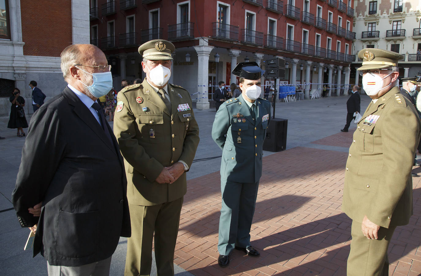 La ciudad ha recordado a las «800 víctimas» por el coronavirus en la provincia, según ha señalado el alcalde, Óscar Puente, en un acto celebrado en la Plaza Mayor vallisoletana