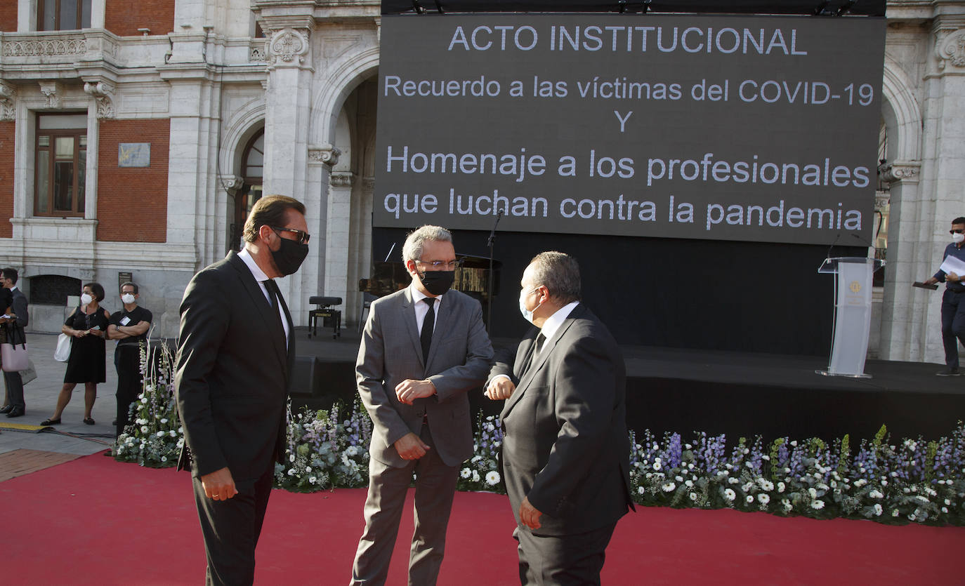 La ciudad ha recordado a las «800 víctimas» por el coronavirus en la provincia, según ha señalado el alcalde, Óscar Puente, en un acto celebrado en la Plaza Mayor vallisoletana