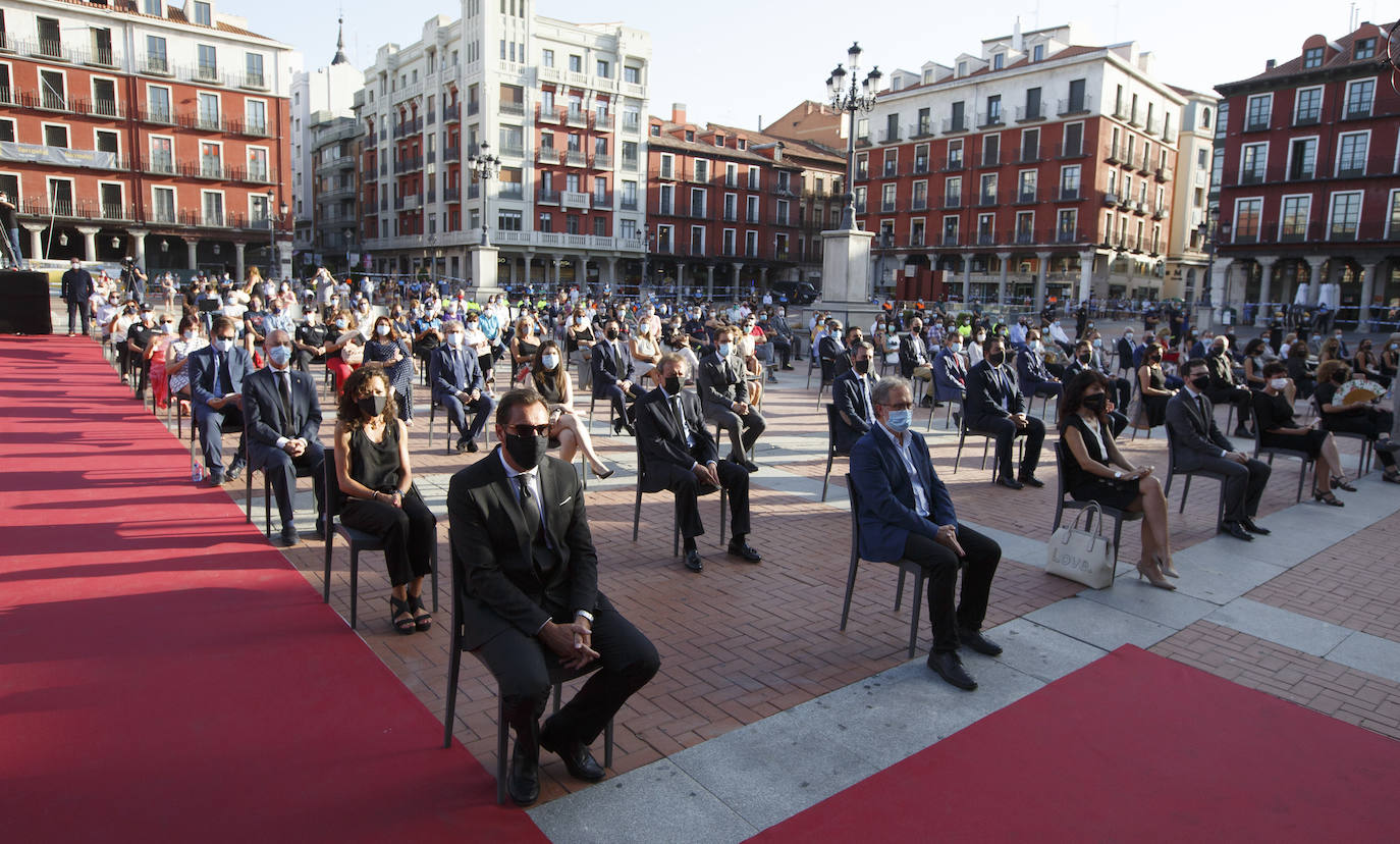 La ciudad ha recordado a las «800 víctimas» por el coronavirus en la provincia, según ha señalado el alcalde, Óscar Puente, en un acto celebrado en la Plaza Mayor vallisoletana