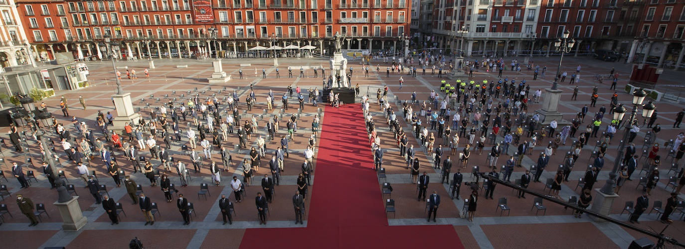 La ciudad ha recordado a las «800 víctimas» por el coronavirus en la provincia, según ha señalado el alcalde, Óscar Puente, en un acto celebrado en la Plaza Mayor vallisoletana