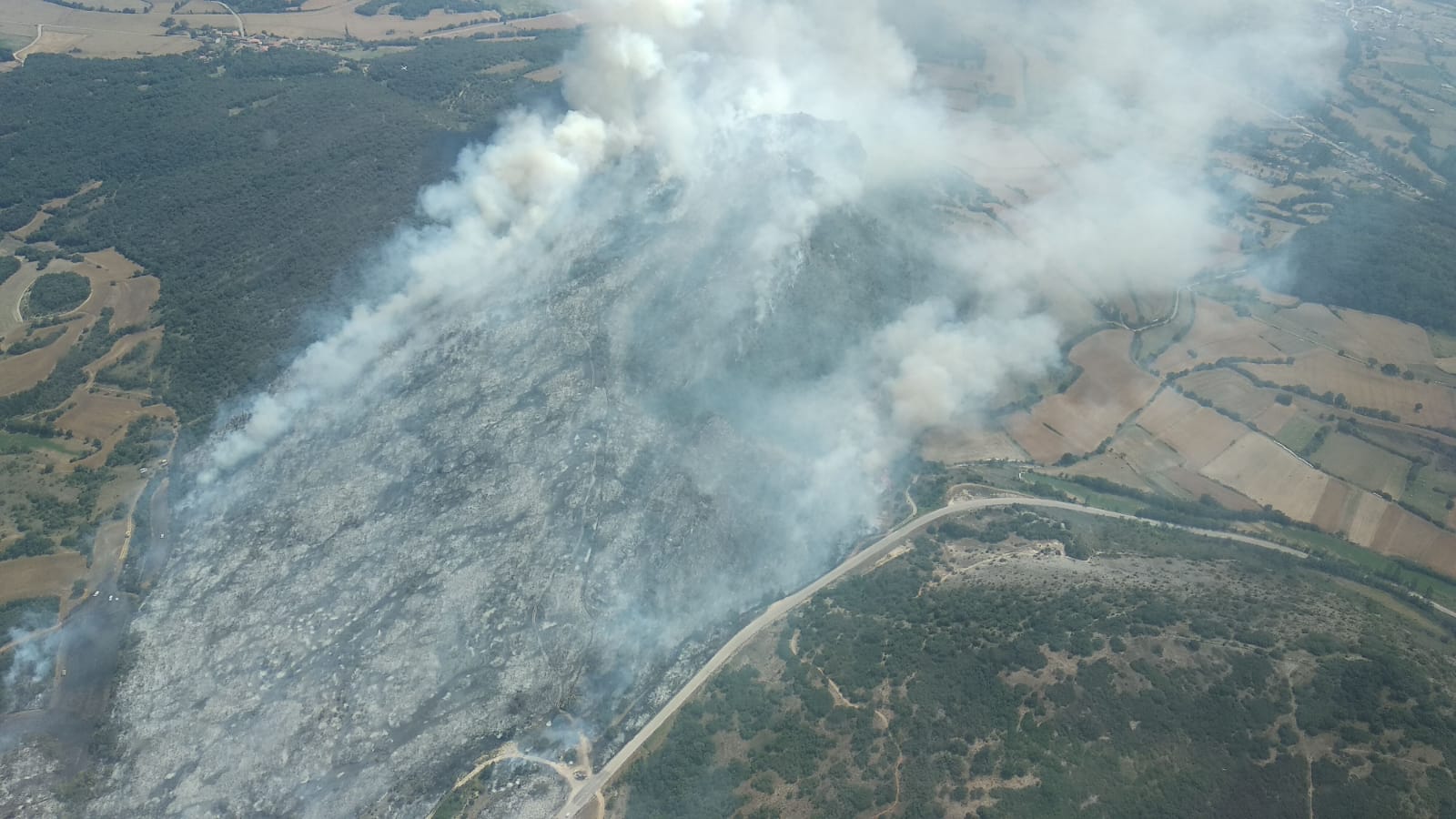 80 efectivos luchan contra el incendio con un gran despligue de aviones y maquinaria