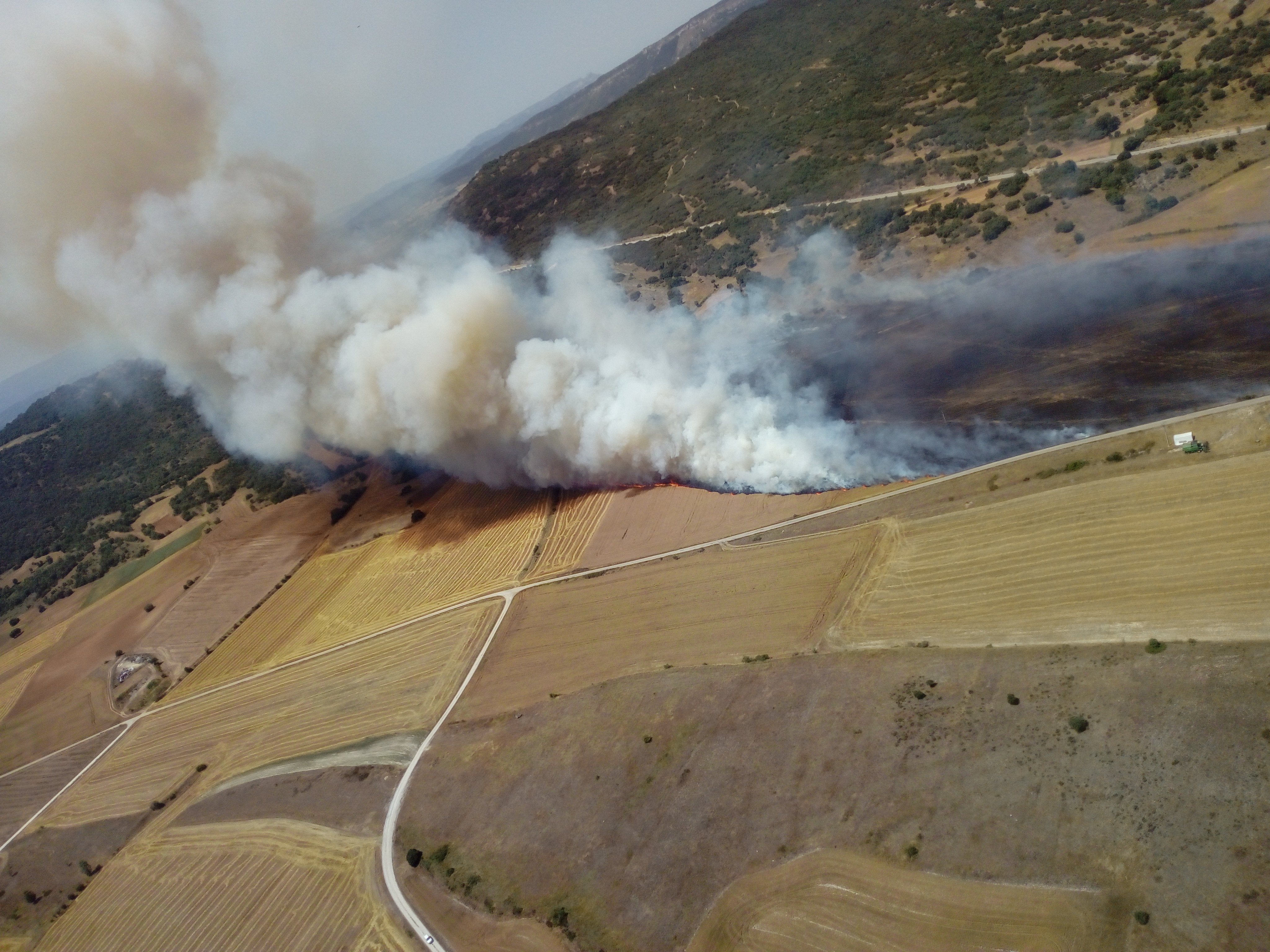 80 efectivos luchan contra el incendio con un gran despligue de aviones y maquinaria