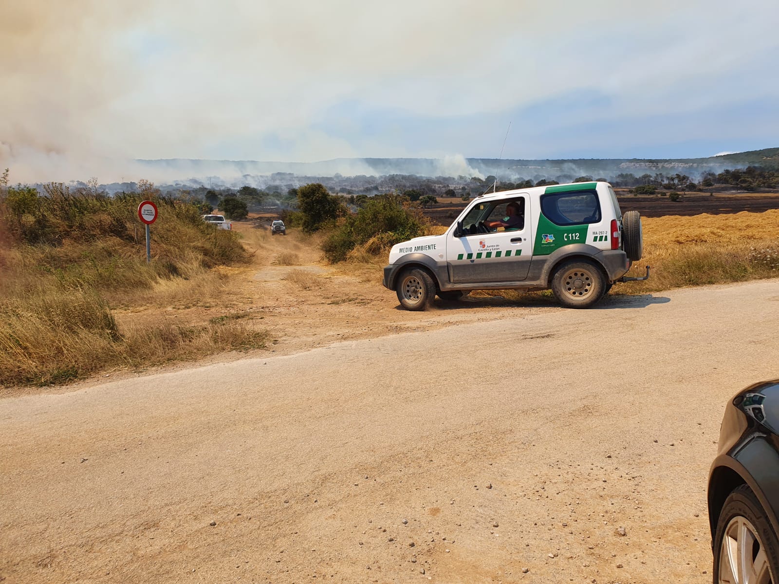 80 efectivos luchan contra el incendio con un gran despligue de aviones y maquinaria