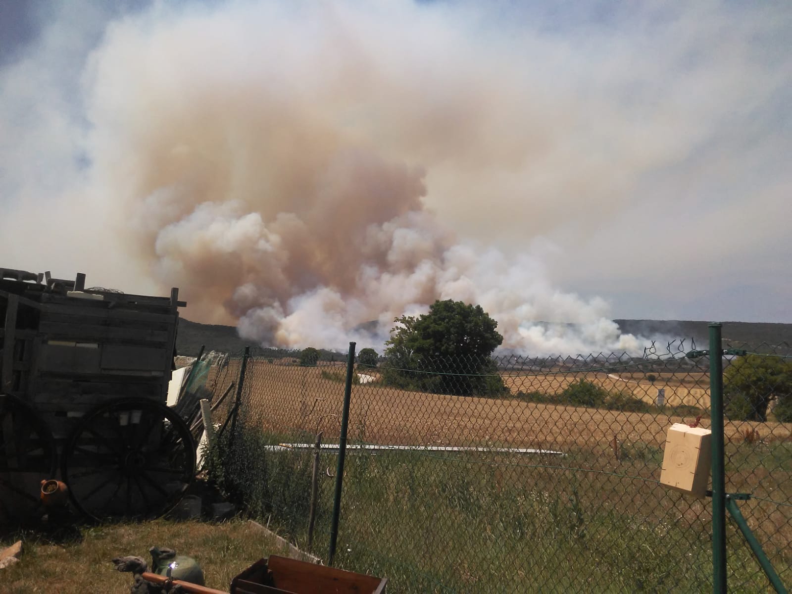 80 efectivos luchan contra el incendio con un gran despligue de aviones y maquinaria