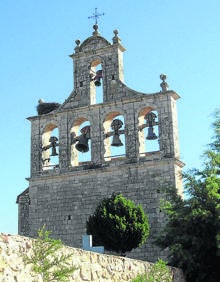 Imagen secundaria 2 - Arriba, un detalle de la puerta de la iglesia de la Natividad; Detalle de los capiteles de las columnas de una de las ventanas del ábside y espadaña con cinco huecos para campanas. 