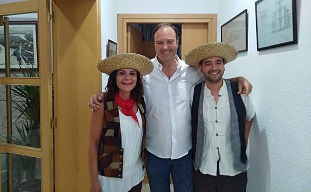 El alcalde de Tudela de Duero posa con 'El Fotago' y su mujer.