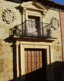 Imagen secundaria 2 - Palacio de los Hierro, hoy sede de la Casa Consistorial en la llamativa plaza escalonada de Osorno. Abajo, puente sobre el Canal de Castilla y la Casa del Obispo, en la localidad de Villadiezma, a cinco minutos de la cabecera del municipio. 