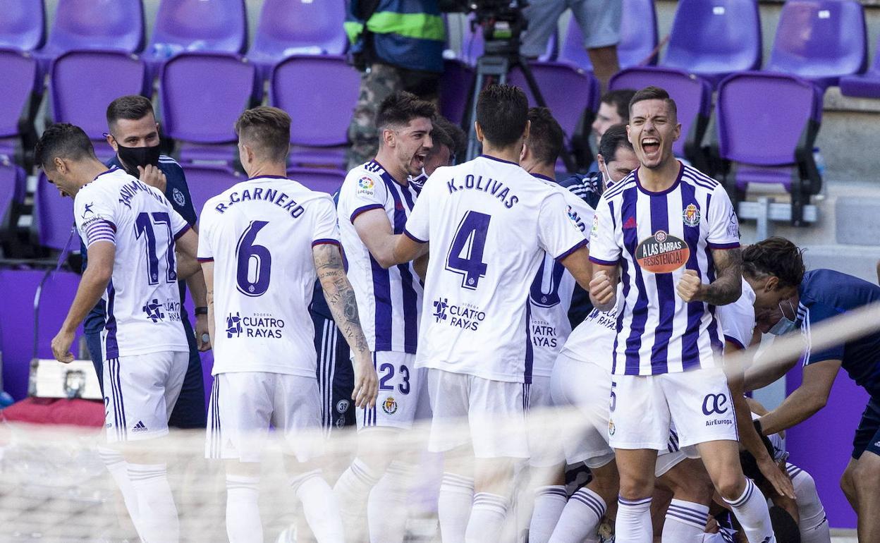 Los jugadores del Valladolid celebran el gol al Alavés, que acabó suponiendo la salvación.