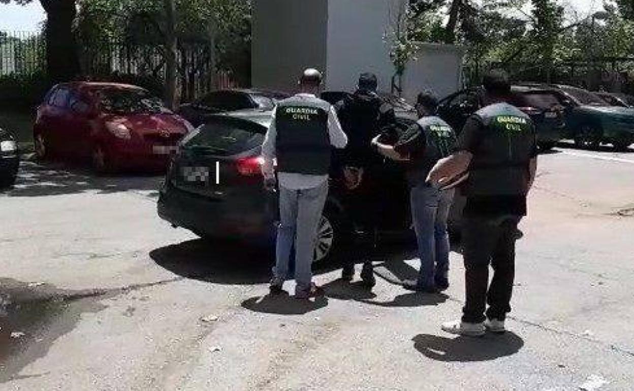 La Guardia Civil de Segovia escolta al detenido para meterlo en un coche. 