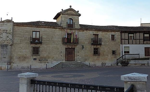 Imagen principal - Palacio de los Hierro, hoy sede de la Casa Consistorial en la llamativa plaza escalonada de Osorno. Abajo, puente sobre el Canal de Castilla y la Casa del Obispo, en la localidad de Villadiezma, a cinco minutos de la cabecera del municipio. 