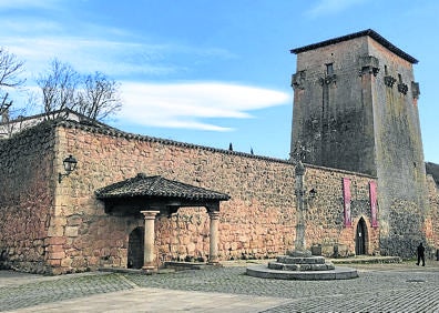 Imagen secundaria 1 - Arriba, Colegiata de San Cosme y San Damián; torreón de Fernán González. y escultura a Kristina de Noruega. 