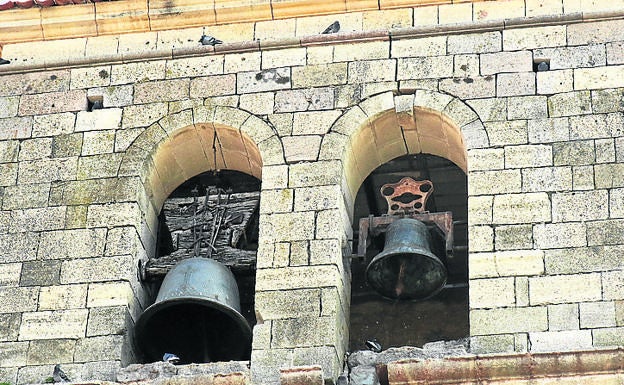 Imagen principal - Arriba, campanas de San Zoilo; órgano en el templo parroquial y retablo mayor de la iglesia, de transición del barroco al rococó. 