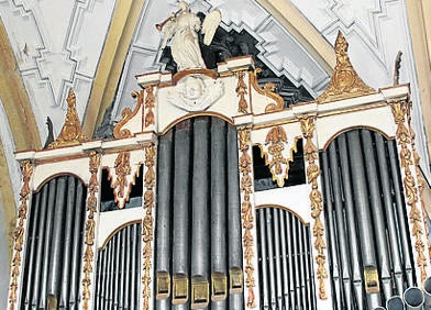 Imagen secundaria 1 - Arriba, campanas de San Zoilo; órgano en el templo parroquial y retablo mayor de la iglesia, de transición del barroco al rococó. 