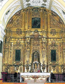 Imagen secundaria 2 - Arriba, campanas de San Zoilo; órgano en el templo parroquial y retablo mayor de la iglesia, de transición del barroco al rococó. 