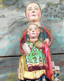 Imagen secundaria 2 - Arriba, crucifijo de piedra y tras él, imagen de San Torcuato; fuente de la Plaza Mayor de Esguevillas y Virgen con el Niño, del siglo XIII.