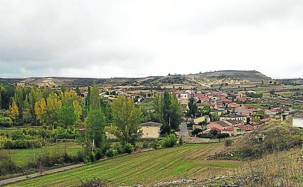 Imagen principal - Vistas del municipio y campanario, con el tradicional nido de cigüeña. .