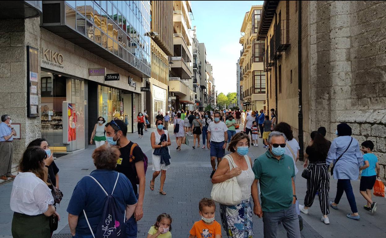 Decenas de viandantes transitan por la calle Santiago, una de las principales arterias comerciales de la ciudad. 