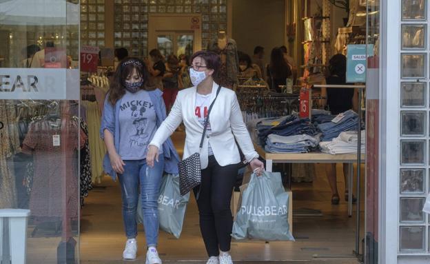 Los bonos de descuento mitigan la «más que previsible» caída de ventas en las tiendas de proximidad