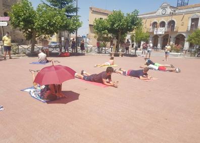 Imagen secundaria 1 - Estampas de la protesta vecinal llevada a cabo en Santa María la Real de Nieva para pedir la reapertura de la poiscina. 