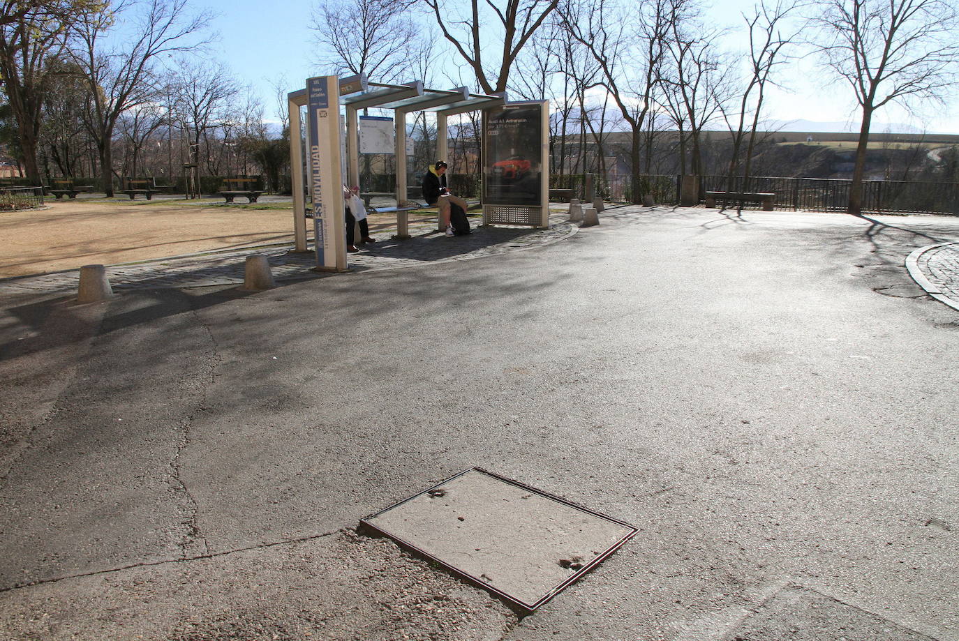 Parada de autobús en el paseo del Salón de Segovia donde tuvo lugar la pelea. 