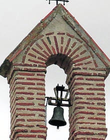 Imagen secundaria 2 - Espadaña y campanario de la iglesia; abajo, ermita de la Virgen de Oñez y campanario de la ermita.