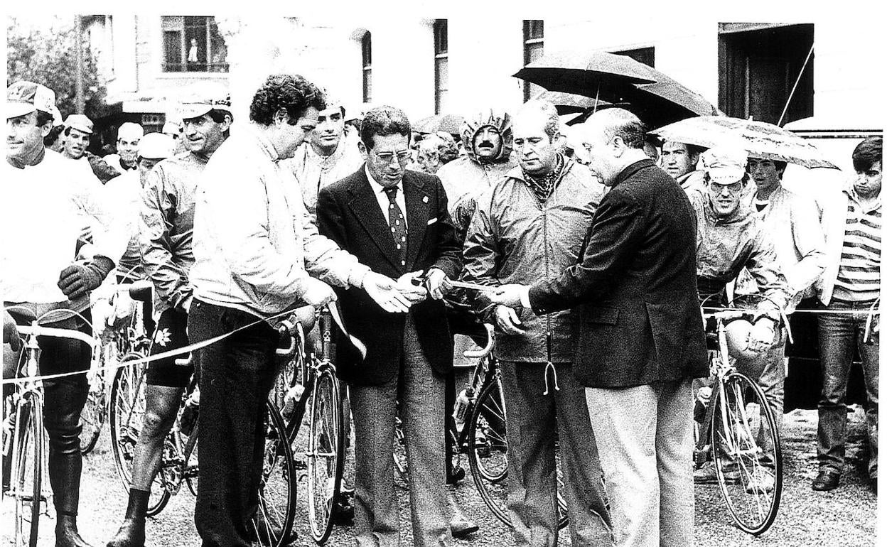 Francisco Montoya, en el centro junto a Ángel María de Pablos (izda.), corta la cinta en una de las etapas de la ronda de 1982. 